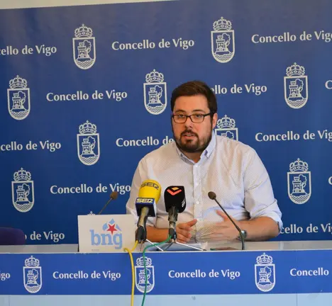Xabier P. Igrexas presentando a moci&oacute;n para fortalecer o sector da automoci&oacute;n e confrontar a precariedade laboral