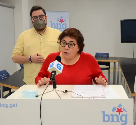 Carmela Gonz&aacute;lez e Xabier P. Igrexas en rolda de prensa