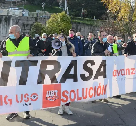 Concentraci&oacute;n do persoal de Vitrasa en folga diante do Concello de Vigo