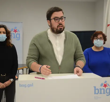 Alexandra Fern&aacute;ndez, Xabier P. Igrexas e Carmela Gonz&aacute;lez durante a rolda de prensa