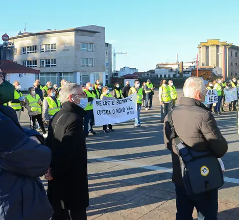 Xabier P. Igrexas na protesta da veci&ntilde;anza afectada polo vial de Beade tras abandonar o Pleno