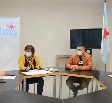 Carmela Gonz&aacute;lez e Xabier P. Igrexas reunidos con representantes sindicais de Ilunion