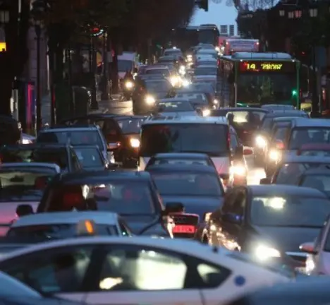 Atasco na Gran V&iacute;a de Vigo (Imaxe: Vigo&eacute;)
