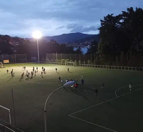 Campo da ETEA sen iluminaci&oacute;n na metade do terreo de xogo