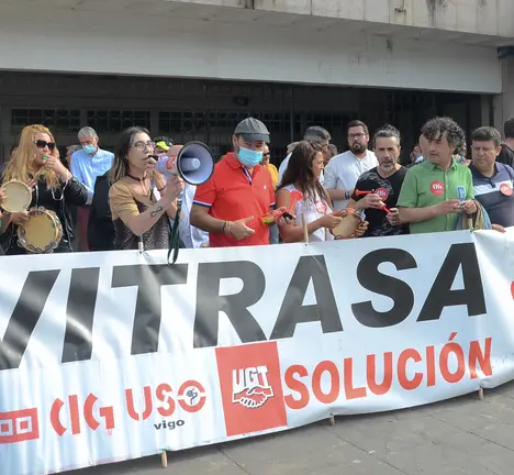 O portavoz do BNG de Vigo, Xabier P. Igrexas, apoiando unha concentraci&oacute;n do persoal de Vitrasa nas portas do Concello de Vigo