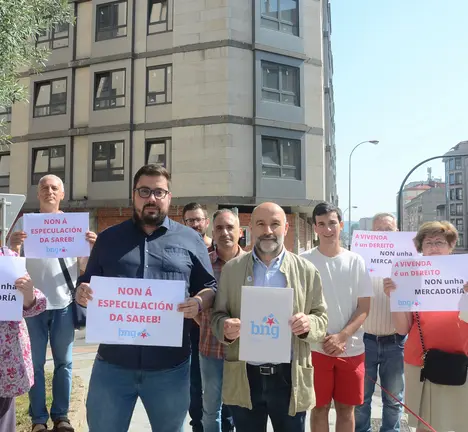 Acto do BNG diante da promoci&oacute;n da Sareb na r&uacute;a Arag&oacute;n, en Vigo