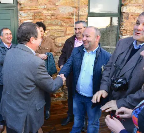 Abel Caballero sa&uacute;da Roberto Ballesteros nunha foto de arquivo [Imaxe: Vigohoy]