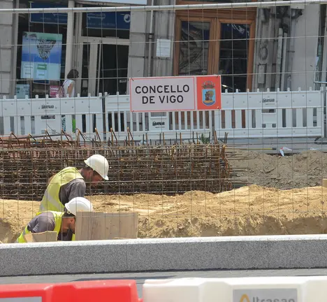 Operarios traballando nas obras de humanizaci&oacute;n da Gran V&iacute;a este 14 de xullo