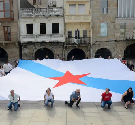 Despregamento da bandeira de Galiza no Berb&eacute;s en 2022