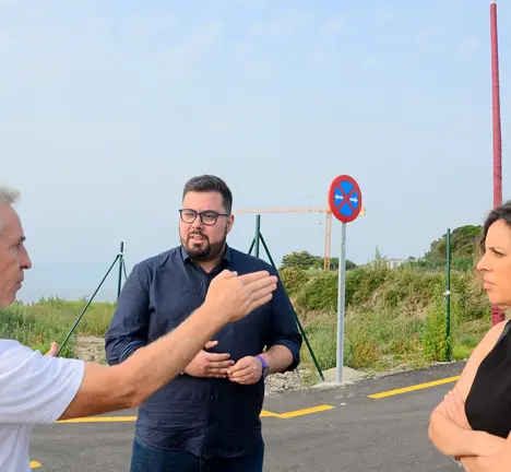 Xabier P. Igrexas e Alexandra Fernandez durante unha visita a Cabo Estai co presidente da AV San Miguel de Oia