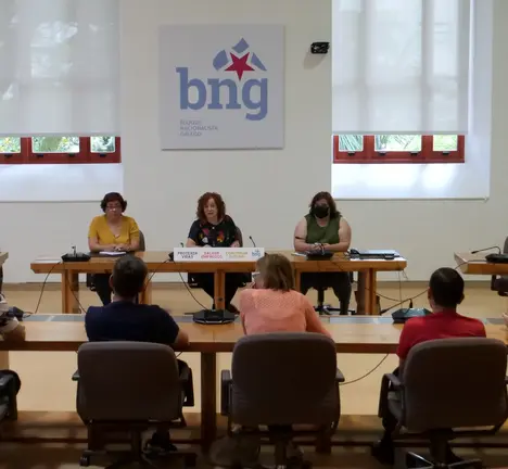 Montse Prado, Carmela Gonz&aacute;lez e Iria Carreira co Comit&eacute; de Povisa