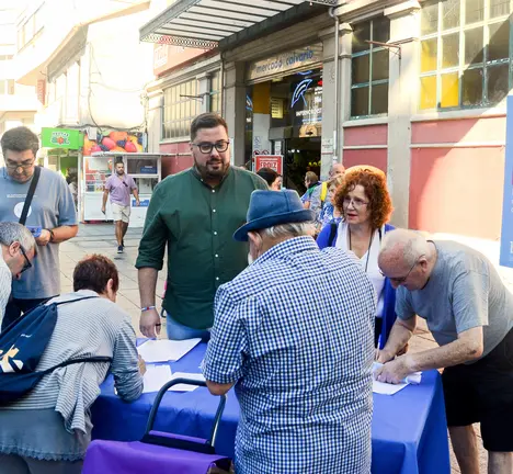 Recollida sinaturas do BNG en apoio da ILP Sanidade no Calvario