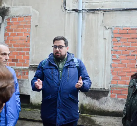 O concelleiro e candidato do BNG de Vigo, Xabier P. Igrexas, coa veci&ntilde;anza da Privada Moderna