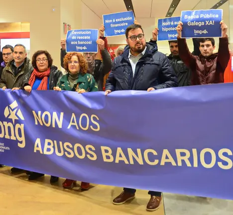 Acci&oacute;n simb&oacute;lica do BNG contra os abusos bancarios nunha entidade financeira de Vigo