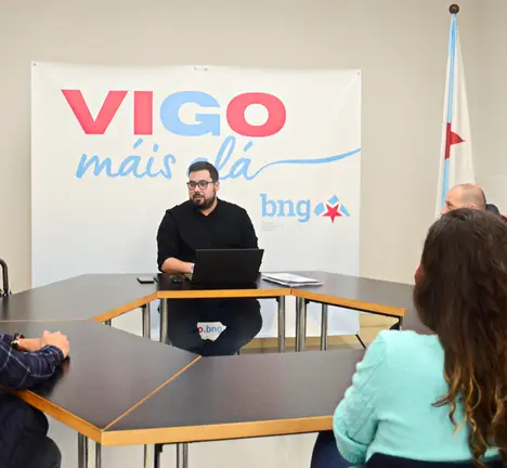 O concelleiro do BNG Vigo, Xabier P. Igrexas, reunido coa veci&ntilde;anza afectada pola gasolineira en Tom&aacute;s Alonso