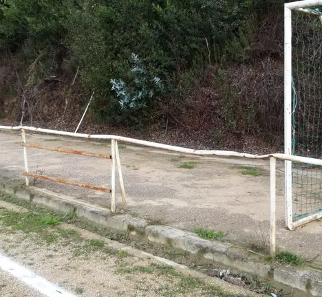 Deficiencias no campo de f&uacute;tbol de Sampaio