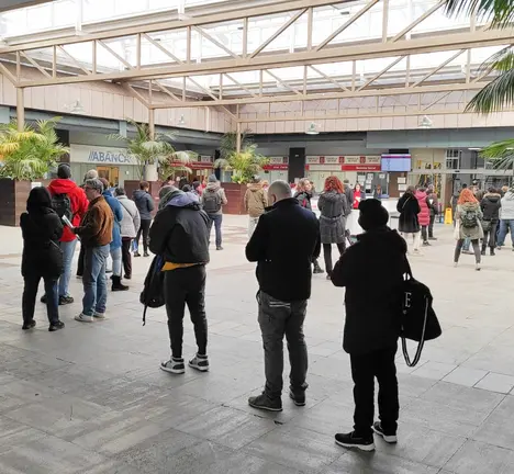 Fila de persoas na lonxa do Concello de Vigo