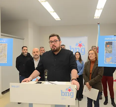 O concelleiro e candidato do BNG de Vigo, Xabier P. Igrexas, en rolda de prensa con N&eacute;stor Rego, Rosana P&eacute;rez e cargos do BNG do sur da provincia
