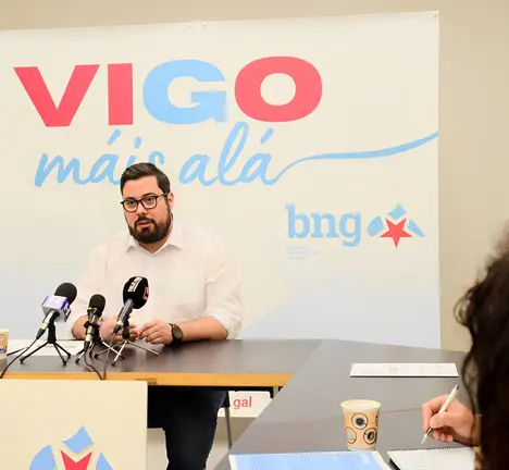 O concelleiro e candidato do BNG de Vigo, Xabier P. Igrexas, presentando as bases program&aacute;ticas