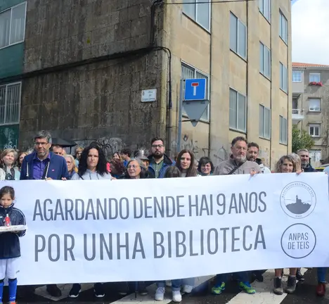 Concentraci&oacute;n da veci&ntilde;anza de Teis en abril de 2023 para reclamar a biblioteca municipa no barrio