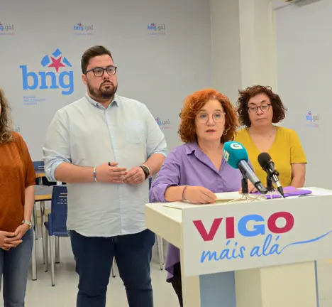 Montse Prado en rolda de prensa acompa&ntilde;ada de Alexandra Fern&aacute;ndez, Xabier P. Igrexas e Carmela Gonz&aacute;lez