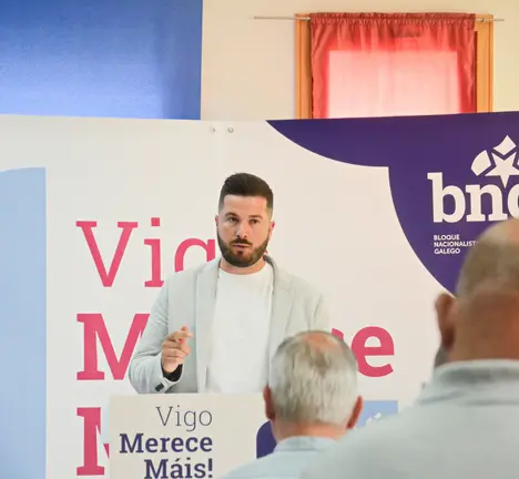 Roberto Fern&aacute;ndez Vila, portavoz do BNG en Bembrive, durante un mitin na parroquia