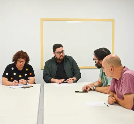 Xabier P. Igrexas e Carmela Gonz&aacute;lez reunidos coa executiva comarcal de CIG-Industria