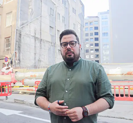 Xabier P. Igrexas diante do edificio afectado na r&uacute;a Seraf&iacute;n Avenda&ntilde;o