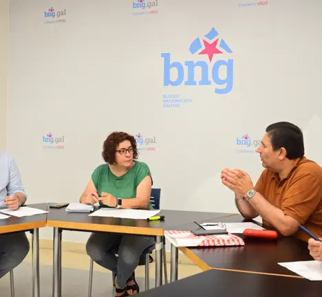 Xabier P. Igrexas e Carmela Gonz&aacute;lez reunidos co representantes de CIG-Servizos