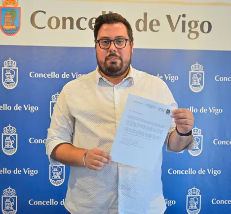 Xabier P. Igrexas, portavoz municipal do BNG Vigo, coa carta de interese
