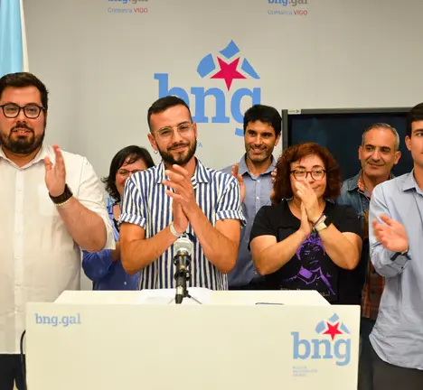 Brais Ruanova no centro, acompa&ntilde;ado de representantes institucionais do BNG