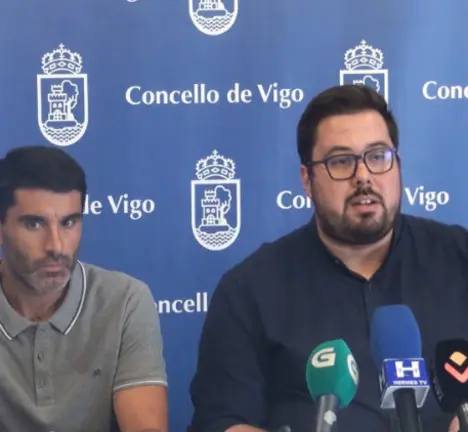 O portavoz municipal do BNG, Xabier P. Igrexas (dta), acompa&ntilde;ado polo concelleiro Filipe Abalde (esq)