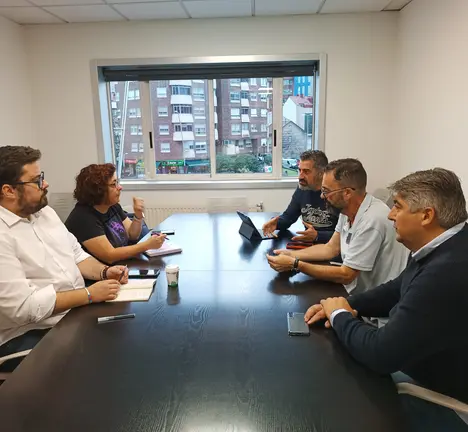 A deputada, Carmela Gonz&aacute;lez, e o portavoz municipal do BNG, Xabier P. Igrexas, reunida con CIG, CCOO e UXT.