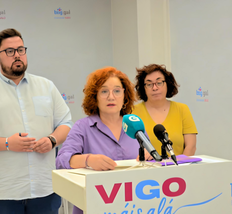 Xabier P. Igrexas, Montse Prado e Carmela Gonz&aacute;lez en rolda de prensa