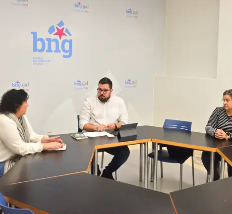 O portavoz municipal do BNG de Vigo, Xabier P. Igrexas, reunido co Comit&eacute; de Empresa da limpeza de dependencias municipais