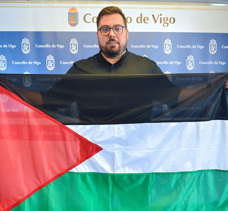 Xabier P Igrexas, portavoz municipal do BNG de Vigo, coa bandeira da Palestina