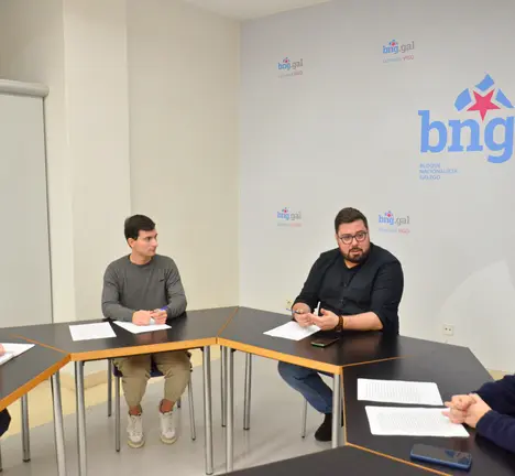 Reuni&oacute;n BNG de Vigo con Galiza Nova e Erguer sobre o bus urbano
