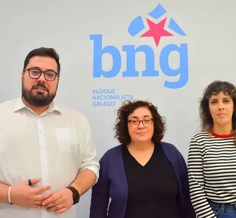 O portavoz municipal do BNG de Vigo, Xabier P. Igrexas, e as deputadas no Parlamento galego, Carmela Gonz&aacute;lez e Alexandra Fern&aacute;ndez