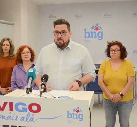 O portavoz municipal, Xabier P. Igrexas, comparece en rolda de prensa acompa&ntilde;ado polas deputadas Alexandra Fern&aacute;ndez, Montse Prado e Carmela Gonzalez nunha imaxe de arquivo