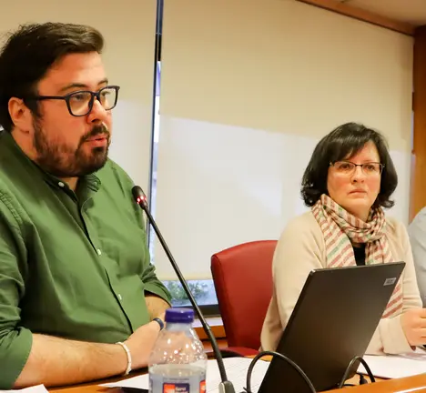 Xabier P. Igrexas no Pleno xunto coa concelleira Ana Mart&iacute;nez e o edil Filipe Abalde