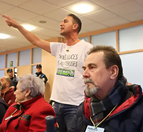 Protesta dun traballador de Vitrasa no Pleno de Vigo