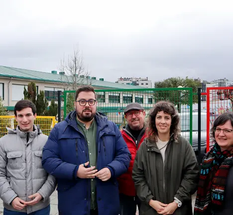 A candidata Alexandra Fern&aacute;ndez (no centro) acompa&ntilde;ada polo Grupo Municipal do BNG de Vigo e militancia da organizaci&oacute;n