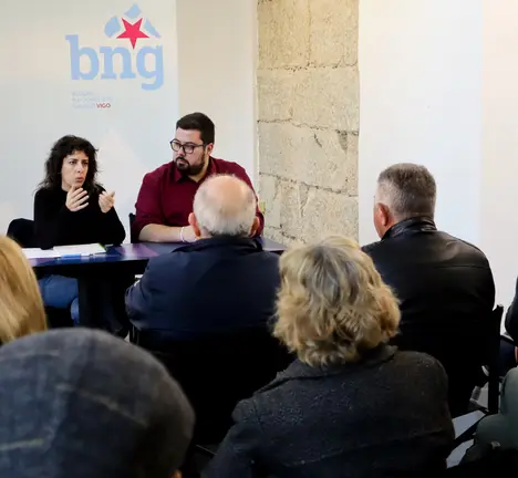 Alexandra Fern&aacute;ndez e Xabier P. Igrexas reunidos co colectivo de pensionistas e xubilados/as da CIG, delegadas do SAF e representantes da Federaci&oacute;n de Familiares de Usuarias de Residencias e Dependencia (REDE)