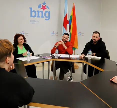 Carmela Gonz&aacute;lez, Brais Ruanova e David Miranda reunidos con colectivos LGBT de Vigo