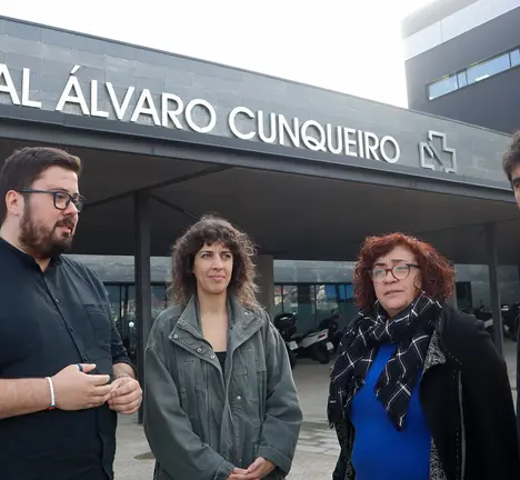 Xabier P. Igrexas, Alexandra Fern&aacute;ndez, Carmela Gonz&aacute;lez e Filipe Abalde (esq. a der.) nas portas do Hospital &Aacute;lvaro Cunqueiro