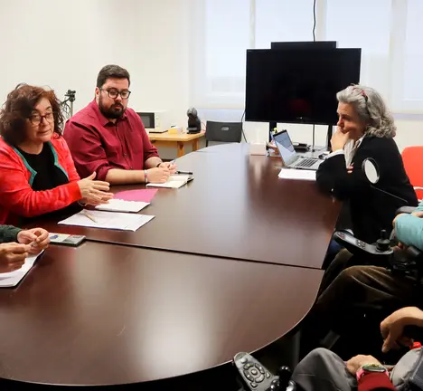 Filipe Abalde, Carmela Gonz&aacute;lez e Xabier P. Igrexas (esq. a der.) reunidos con representante e usuarios de Apamp