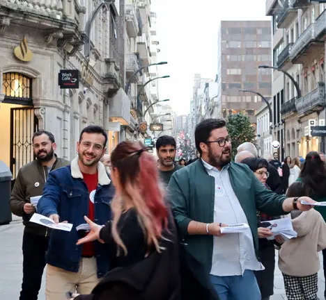 Brais Ruanova e Xabier P. Igrexas, no centro, durante un reparto do BNG en Pr&iacute;ncipe