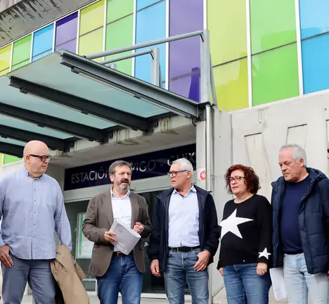 Lu&iacute;s Bar&aacute;, no centro, con candidatas/os viguesas do BNG e representantes sindicais do &aacute;mbito ferroviario