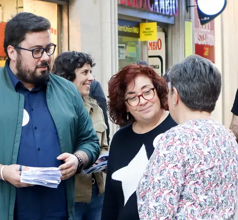 Carmela Gonz&aacute;lez e Xabier P. Igrexas durante un reparto informativo en Pr&iacute;ncipe
