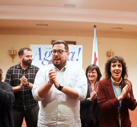 Xabier P. Igrexas (no centro), coas deputadas Carmela Gonz&aacute;lez, Alexandra Fern&aacute;ndez e Brais Ruanova en primeira fila